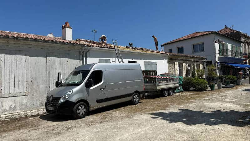 Gros plan sur un écran sous toiture installé sur une toiture à Arras sur l'île de Ré