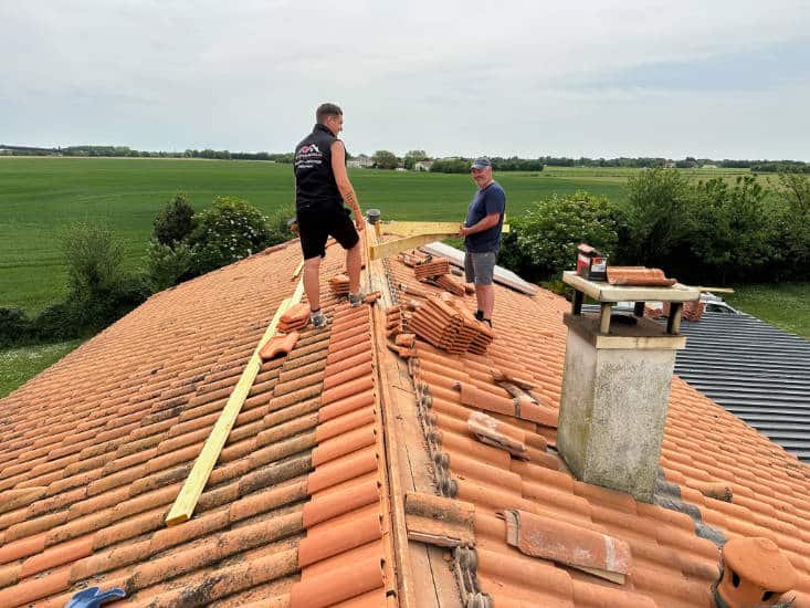 Monsieur Argaillot et son fils en train de réparer un faîtage à Rochefort en Charente-Maritime