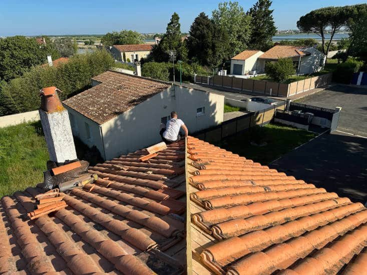 Monsieur Argaillot et son fils en train de réparer un faîtage à Rochefort en Charente-Maritime