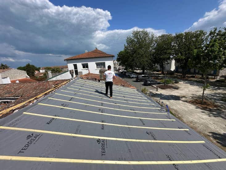 Installation d'un écran sous toiture à la rochelle monsieur Michel Michel Argaillot, présent sur une toiture