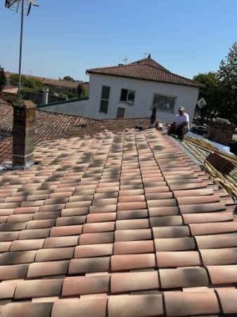 Toiture traditionnelle entrain d'être rénovée par airagillot et fils