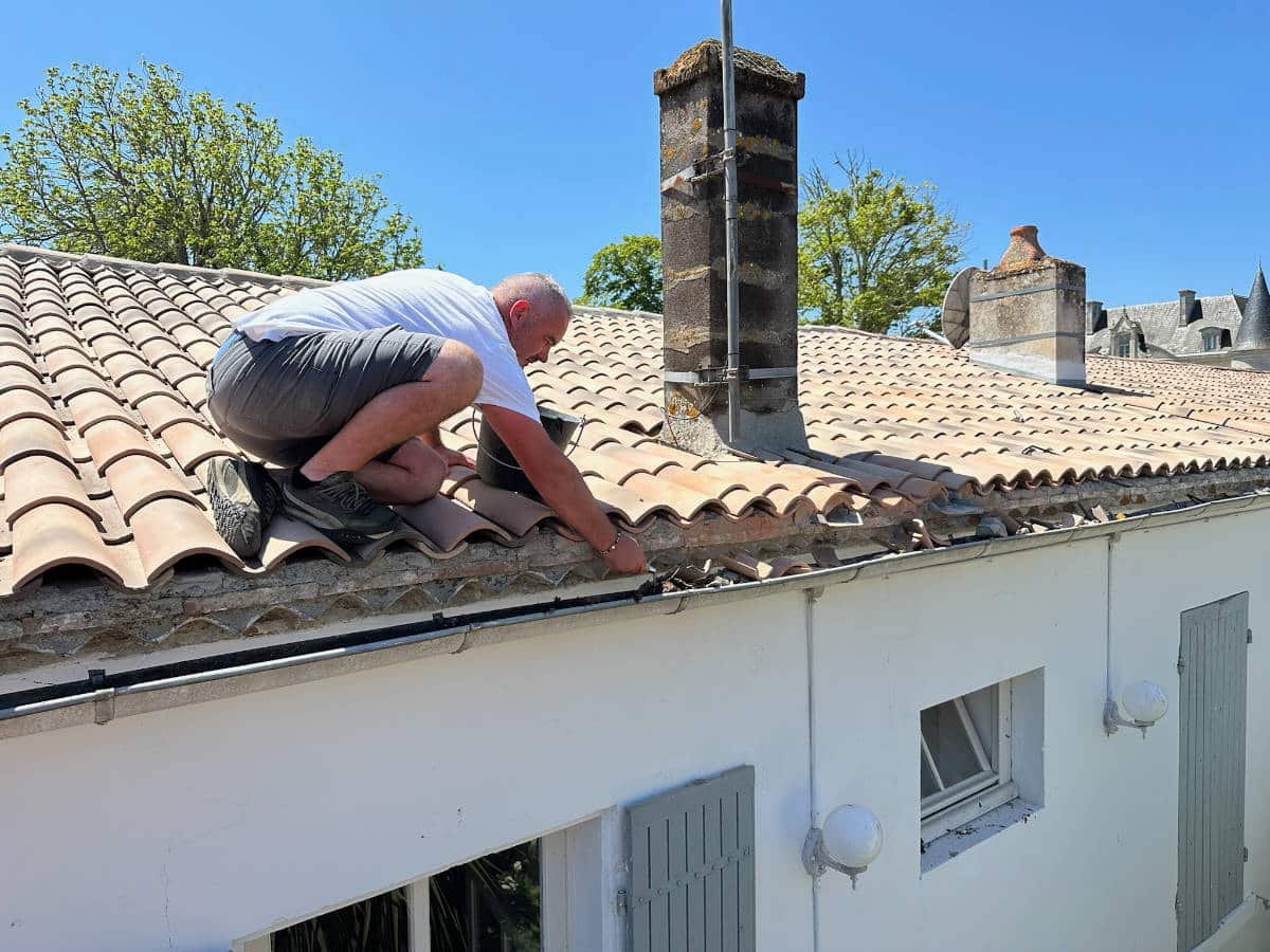 Vue sur M. Michel Argaillot aillot entrain  de finir la rénovation d'une toiture à Royan