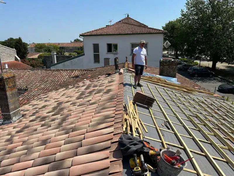 Chantier de rénovatio de toiture réalisé à proximité de la maisond e la presse d'Ars en ré sur l'île de Ré