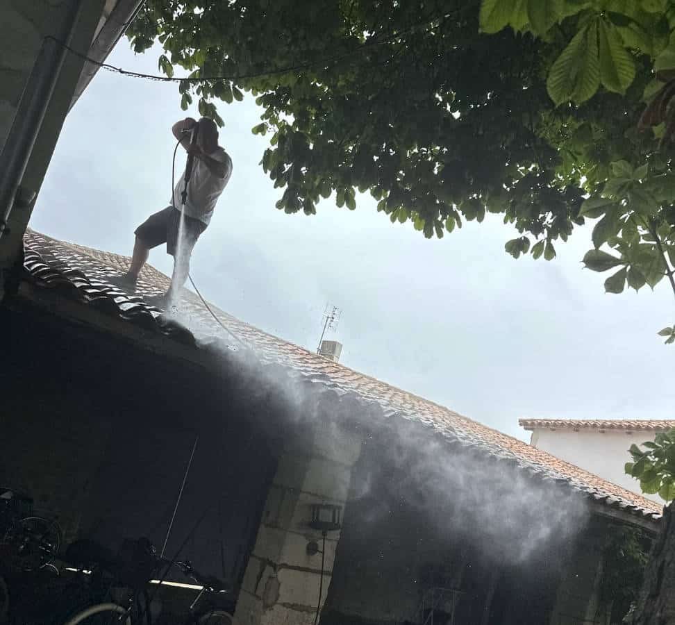 Nettoyage de Toiture en Charente-Maritime (17) M Argaillot entrain d'effectuer un nettoyage